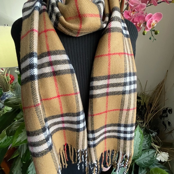 COPY - Burberry Lambswool Scarf. - Picture 1 of 16